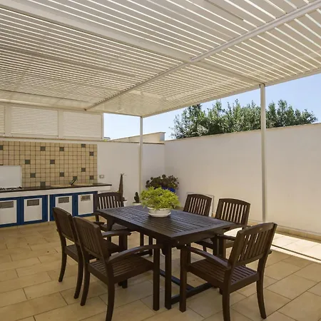 4 Bedroom Gorgeous In Marina Di Ragussa