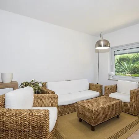 4 Bedroom Gorgeous In Marina Di Ragussa