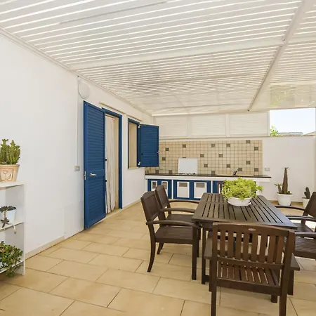4 Bedroom Gorgeous In Marina Di Ragussa
